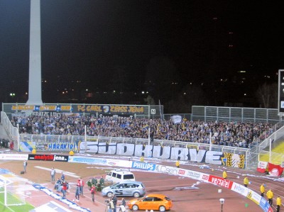 Ernüchterung in der Südkurve beim 0:2-Pausenstand.
