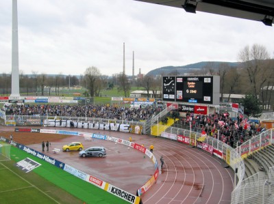 Gut gefüllte Südkurve, im Gästeblock waren die Auswirkungen des Tabellenplatzes der Gäste zu sehen.
