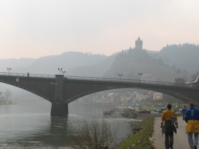 Start der Mosel-Rhein-Erlebnistour im Vormittagsnebel von Cochem
