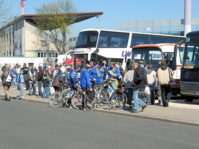 ... und dann auch pünktlich die am Karfreitag gestarteten Fahrradfahrer.
