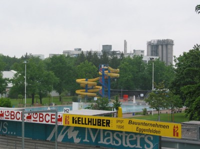 Aber noch immer idyllisch gelegen, das Freibad zwischen Wackers Spielstätte und dem Geldgeber.
