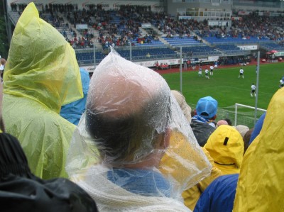 Pünktlich zum Anpfiff setzte der Dauerregen ein.
