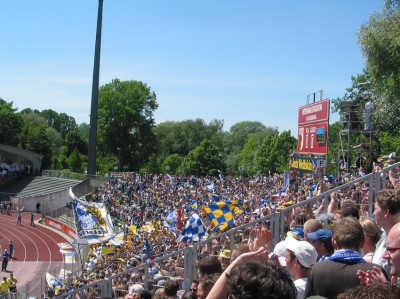 Zu Spielbeginn hatten sich dann um die 4500 Fans der Guten im Rund versammelt ...
