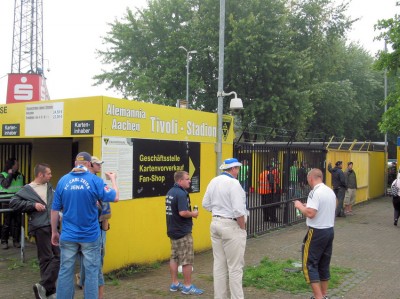 Ein bisschen viel Dynamo-Farbe, aber sonst eine prima Fußballatmosphäre am Tivoli.
