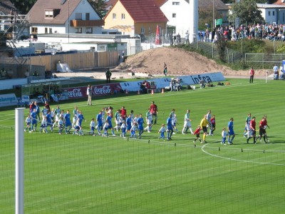 ... die Mannschaft läuft auf ...
