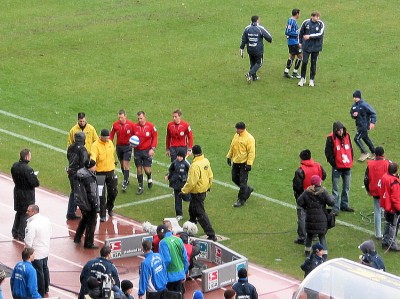 Der Schiedsrichter agierte extrem penibel sein Assistent auf der Tribünenseite schien teilweise etwas überfordert.
