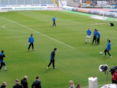 Die FCC-Ersatzspieler ... Torghelle, Ziege und Oniani brauchten eine Extraaufforderung vom Co-Trainer
Schlüsselwörter: Ziegner