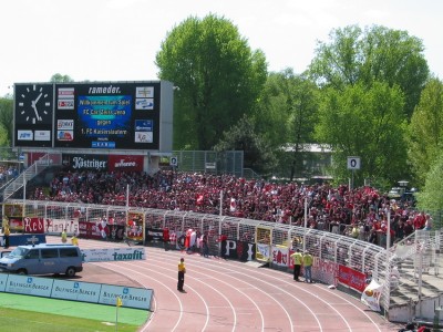 Zahlreiche Gästefans fanden den Weg ins EAS
