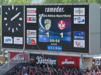 Die Macher der Anzeigetafel waren beim Stand von 1:0 mal kurz anderer Meinung
