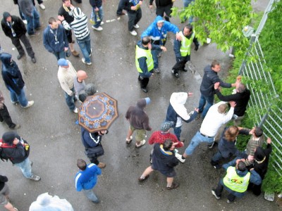 Im Gästeblock ging man sich dann noch gegenseitig an die Wäsche
