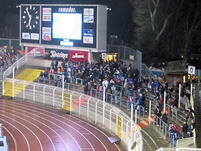 Und das soll erste Liga sein? Ein kümmerliches Häufchen hatte den Weg aus Bielefeld nach Jena gefunden.
