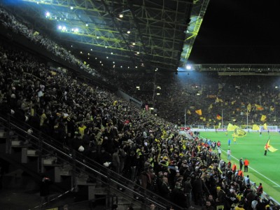 Was war das denn für seltsames Publikum? Keine Stimmung auf dieser Tribüne und ab 15 Minuten vor Spielschluss war bereits großes Abwandern angesagt.
