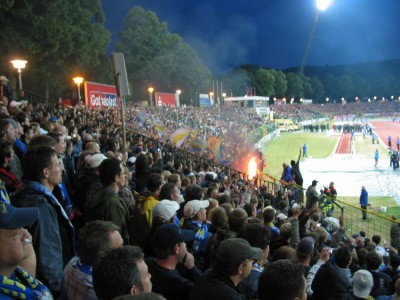 Das Feuer sprang von den Rängen auf das Spielfeld über ...
