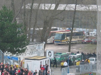 Mit einem blau-gelb-weißen Bus sind die Gäste angereist
