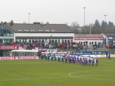 Bei Nieselregen kamen beide Teams zur 1. Halbzeit
