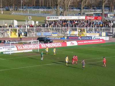 Und 10 Jenaer kassierten in der Nachspielzeit das 0:2 per Konter, nachdem die Bayern 10 Minuten zuvor per Sonntagsschuss in Führung gegangen waren
