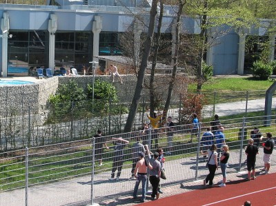 Die Ausgesperrten nutzten das nahegelegene Freibad, um nah bei Fans und Mannschaft zu sein
