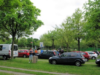 Die Autos wurden auf einem idyllischen Parkplatz abgestellt
