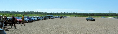 Der Stadionparkplatz - idyllisch zwischen Spargelfeldern gelegen und sehr großzügig dimiensioniert.
