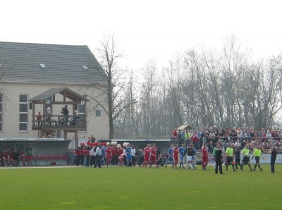 Einmarsch der Teams in die Arena
