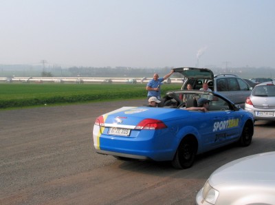 Mützes Auto ohne Mütze
