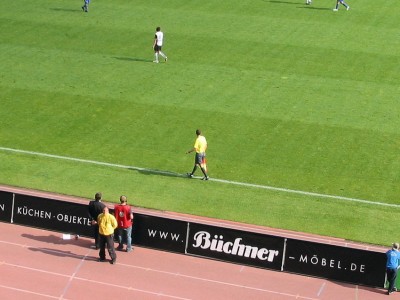 Er war heute zur falschen Zeit am falschen Ort - so ein merkbefreiter Fahnenhalter hatte sich schon lange nicht mehr zum Fußball verirrt
