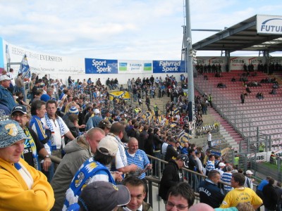 Wenn die offizielle Zuschauerzahl stimmen soll, müssten knapp 1000 FCC-Fans im Stadion gewesen sein ;-)
