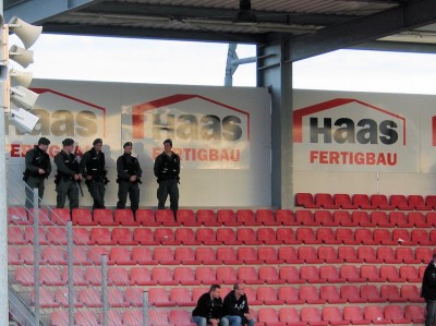 Die waren unterbeschäftigt und beschäftigten sich deshalb mit der Umsortierung von FCC-Fans auf der Tribüne
