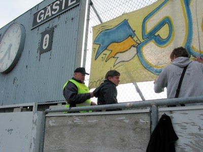 Der nette Anzeigentafelverantwortliche (60er-Fan) half der Horda beim Aufhängen der Fahne
