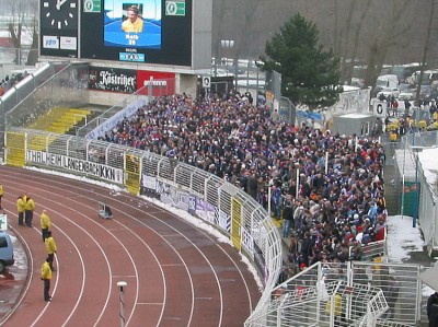 Der Gästeblock war passabel gefüllt
