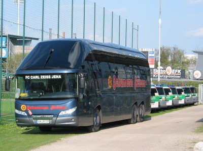 ... vorbei am gut bewachten Mannschaftsbus
