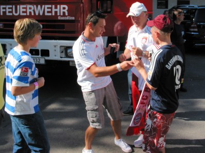 Der kauzige Bayern-Trainer hielt dann noch eine Autogrammstunde ab
