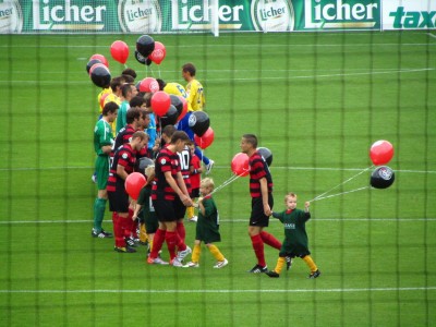 Zum Einlaufen gab es bunte Luftballons, sicher zur Freude der vielen per Freikarte herangekarrten Kinder 
