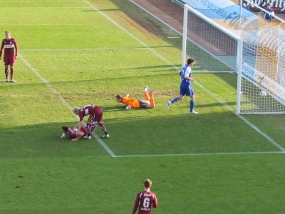 ... und Hähnges Gegenspieler trifft zur 1:0-Führung für den FCC
