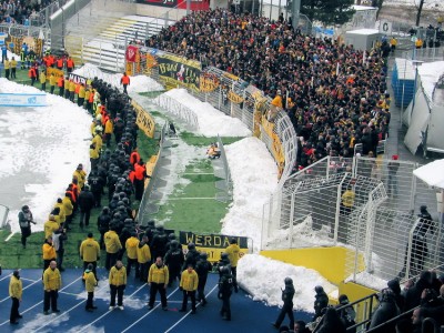 "Früher haben sie ihren Verein bezahlt, heute wollen sie ihnen die Fahnen klauen."
