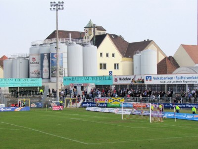 Nette Brauerei hinter dem Gästeblock
