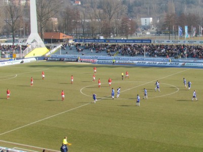 ... und kann sich nach Orlandos Freistoßknaller über das 1:0 freuen
