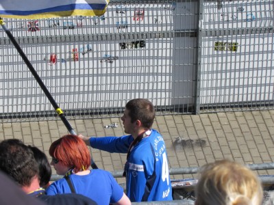 Netterweise stellte er sich dann wenigstens im Verlauf der 2. Halbzeit doch mal mit der Fahne etwas zur Seite
