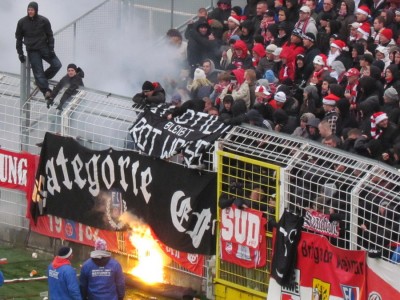 Die eigenen Fahnen werden abgefackelt
