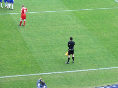 Der Linienrichter auf der Tribünenseite sorgte für mehr Unterhaltung als beide Mannschaften
