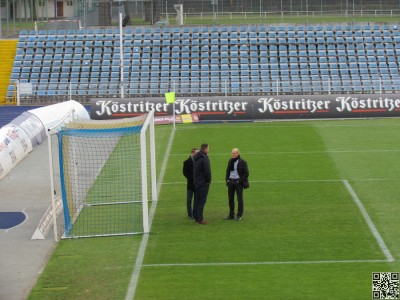 Das Schiedsrichterkollektiv prüft Platz und Tornetze
