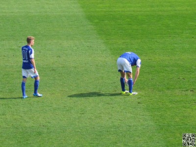 Grösch holt einen Elfmeter raus - Shala legt sich den Ball zurecht ...
