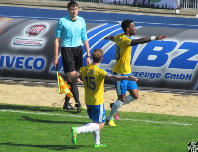 Buval feiert seinen Treffer zum 2:0
