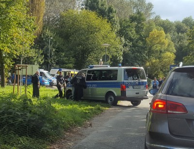 Die Polizei fuhr sich dann beim Wendemanöver fest
