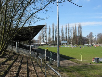 Tribüne der Adolf-Jäger-Kampfbahn.
