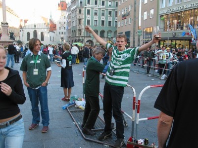  Man lässt uns nicht zu Joschka, der gerade seinen Wahlkampfauftritt vor einer Grün-Weißen Meute abhält.
Schlüsselwörter: Bayern München Celtic Glasgow Marienplatz