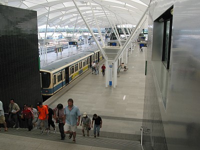 Der Andrang war diemal nicht so groß und statt Kartensuchenden standen Anbieter von Karten am Ausgang der U-Bahn.
